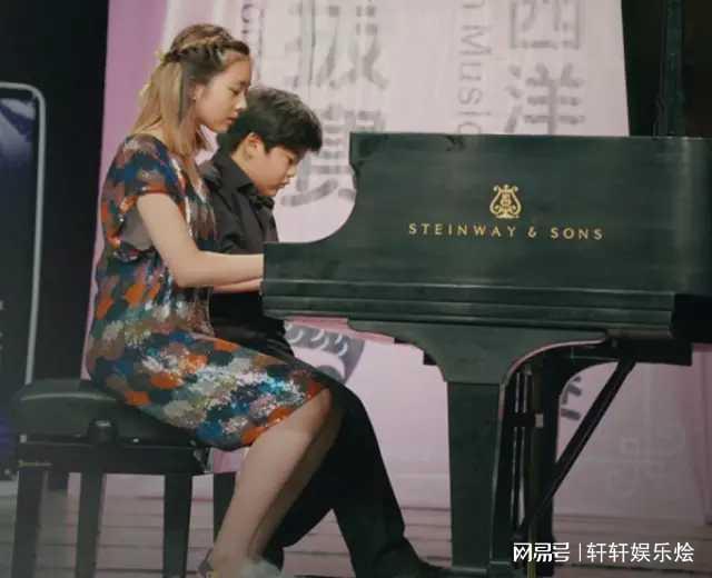  戚薇6岁女儿参加钢琴赛浓妆出镜尽显成熟,知情人参赛必须化妆
