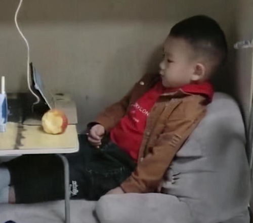  最懂事宝宝走红,安静坐在桌子底下陪妈妈工作,画面让人心疼