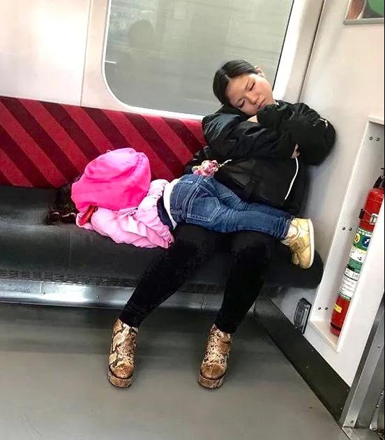  当街热吻拥抱垃圾桶姿势鬼畜东京街头酒醉后镜头