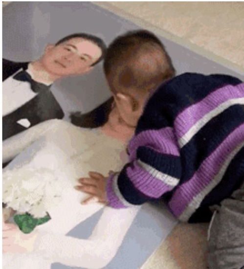  深夜监控拍下的这一幕,看哭无数人你永远不知道孩子有多爱你......