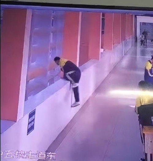  20年湖北14岁初中生打扑克,被妈妈怒扇2耳光,在学校跳楼自杀