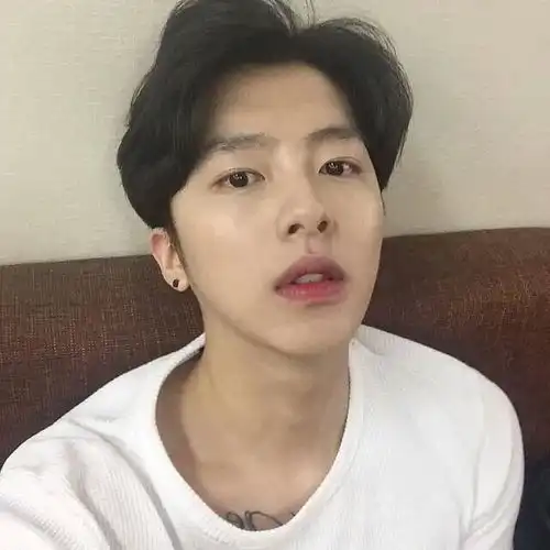  问下这个男网红叫什么名字是哪里的