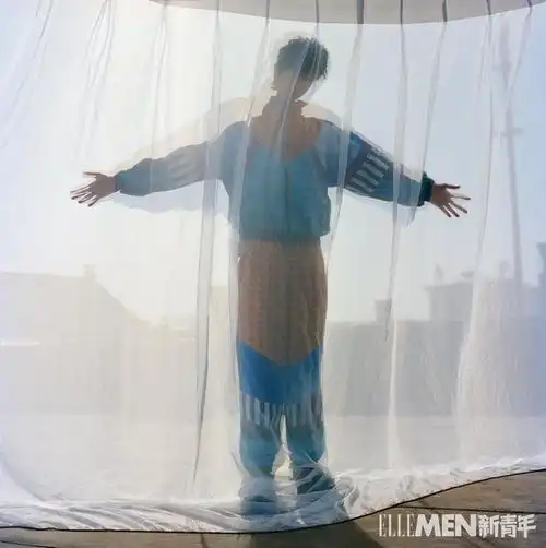  梁靖康彩色系穿搭复古文艺