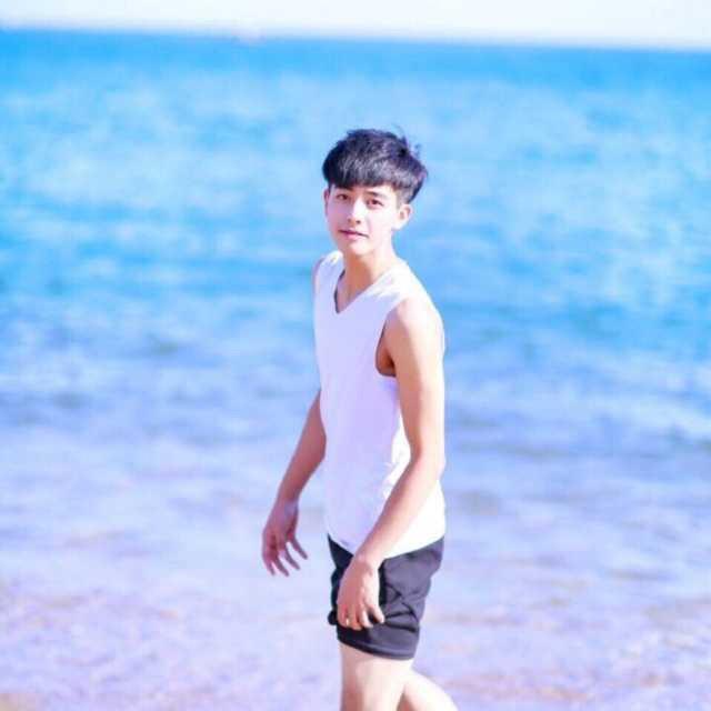  有没有人知道这人叫什么啊糖堆里面看到的图片,想搜搜他其他的图片源自糖堆你男票的头像被我承
