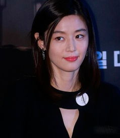  全智贤穿黑裙现身大秀美腿