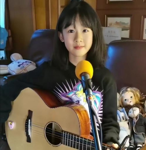  陆毅女儿自弹自唱,小姑娘变身美人坯子,却被身旁两个鬼畜娃娃抢了镜
