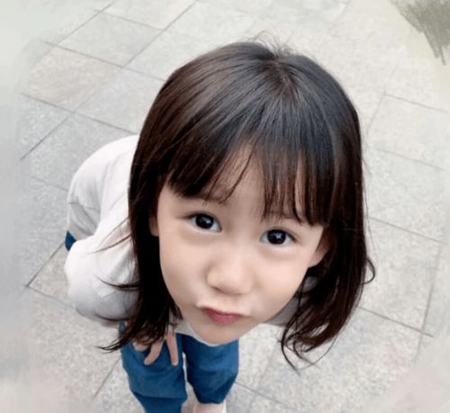  黄磊孙莉为多妹庆8岁生日,多多亲手给妹妹做饼干,温馨又幸福