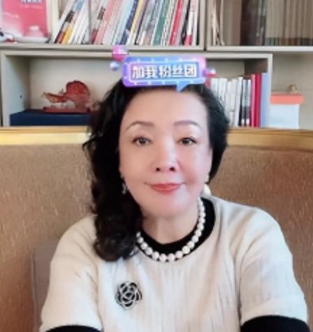  张兰直播闲聊,否认与汪父复合的传闻,谈到小s露出迷之微笑