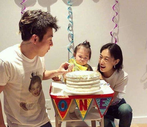  陈冠希近况曝光,满脸胡渣成颓废大叔,老婆秦舒培逆龄生长显年轻