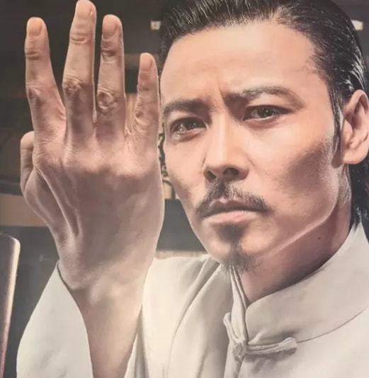  两次打倒吴京,打断甄子丹鼻梁,连发哥都要称师父,他的来头不小