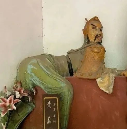 爆笑gif图据说只有妹子可以有这样的坐姿