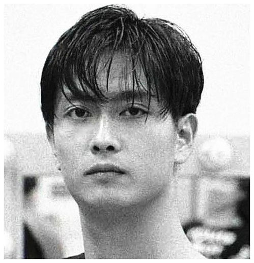  57岁谢君豪近照,胡子拉碴衣着朴素,回归田园醉心种菜已5年