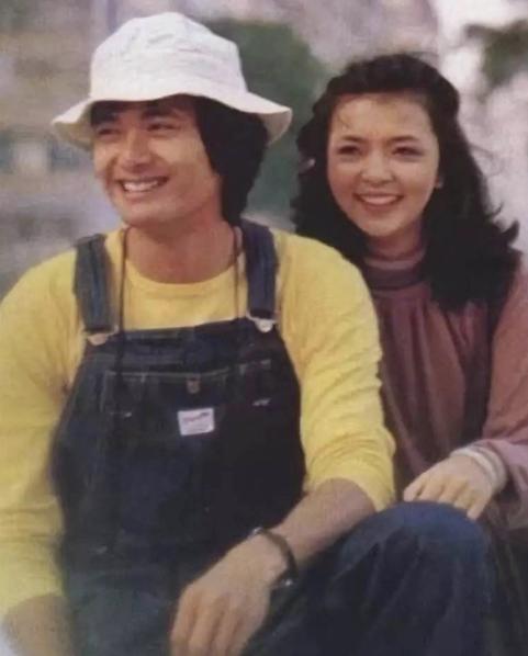  当年一个拒绝了成龙,另一个拒绝了周润发,如今过的怎么样了