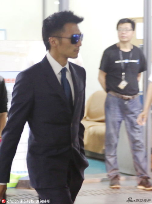  组图谢霆锋西装墨镜现身上演真实版霸道总裁