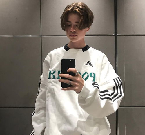  郭富城头羊毛卷是男生最帅的发型