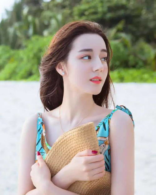  夏季连衣裙怎么穿才清爽看时尚博主的度假风穿搭,美丽又大方