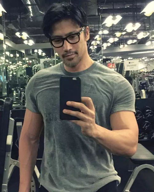  王力宏的颜彭于晏的人鱼线,这位52岁大叔竟比林志颖还童颜