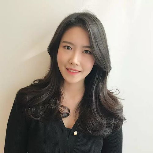  长卷发这么妩媚令人为之怦然心动