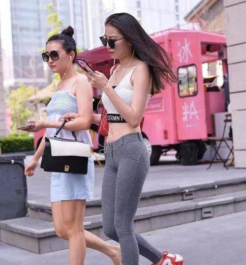  鞋子搭配瑜伽裤飘然动人,增加自身的魅力和吸引力,风格不同