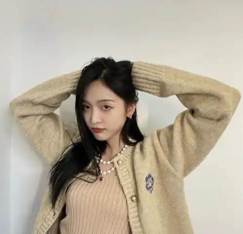 吴宣仪生日写真造型,白色毛绒开衫搭黑色裤子,不愧是青春美少女 吴宣仪生日写真造型,白色毛绒开衫搭黑色裤子,不愧是青春美少女