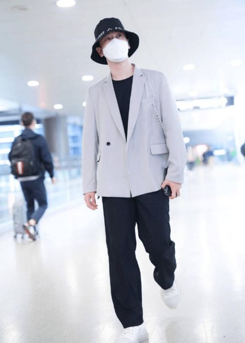  黄晓明穿百元t恤不走霸总路线,配哈伦裤好时髦,43岁少年感十足