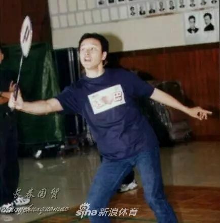 张国荣22年前旧照曝光出席慈善活动优雅打羽毛球