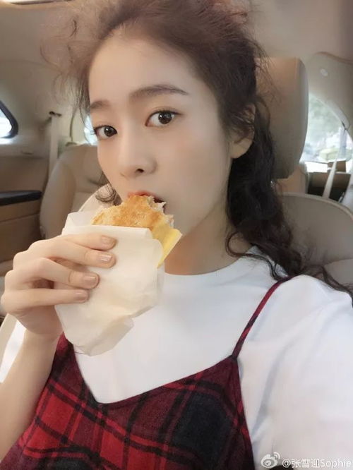  张雪迎秦俊杰泡沫之夏高甜组cp看95后版尹夏沫如何驾驭各类吸睛潮穿搭