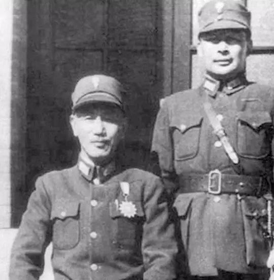 城防司令将指挥部搬上铁甲列车,希望进退自如,不料共军拆了铁轨