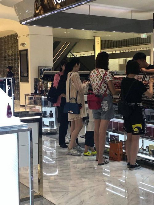  范冰冰穿白色薄纱少女感十足,身材富态皮肤白到发光