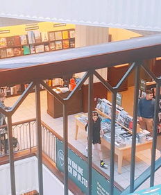 全智贤一家游美国逛书店两岁多大儿子曝光